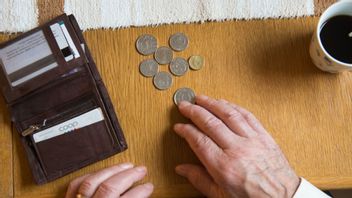 En pensionär räknar pengar vid köksbordet Foto: Fredrik Sandberg / TT /