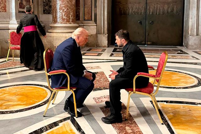 USA:s president Donald Trump och Ukrainas president Volodymyr Zelenskyj under deras möte i Vatikanen i samband med begravningen av påve Franciskus i april. Nu möts ledarna igen. Arkivbild. Foto: Ukrainska presidentämbetet/AP/TT