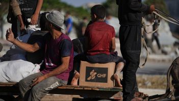 Palestinier som får mat via det israeliska/amerikanska GHF riskerar att skjutas som förrädare. Foto: Abdel Kareem Hana / TT