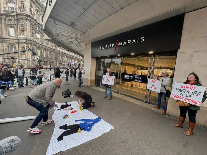 Protester utanför Parisvaruhuset BHV Marais, där Shein på onsdagen ska öppna sin första fysiska butik i världen i veckan. Måndagens demonstranter anklagar Shein för att medverka till sexuella övergrepp mot barn. Foto: Nicolas Garriga/AP/TT