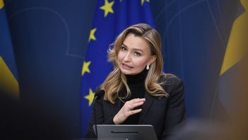 Näringsminister Ebba Busch tror att lite mer offentliga medel kan få i gång Northvolt. Foto: Viktoria Bank/TT 