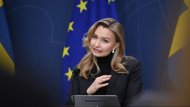 Näringsminister Ebba Busch tror att lite mer offentliga medel kan få i gång Northvolt. Foto: Viktoria Bank/TT 