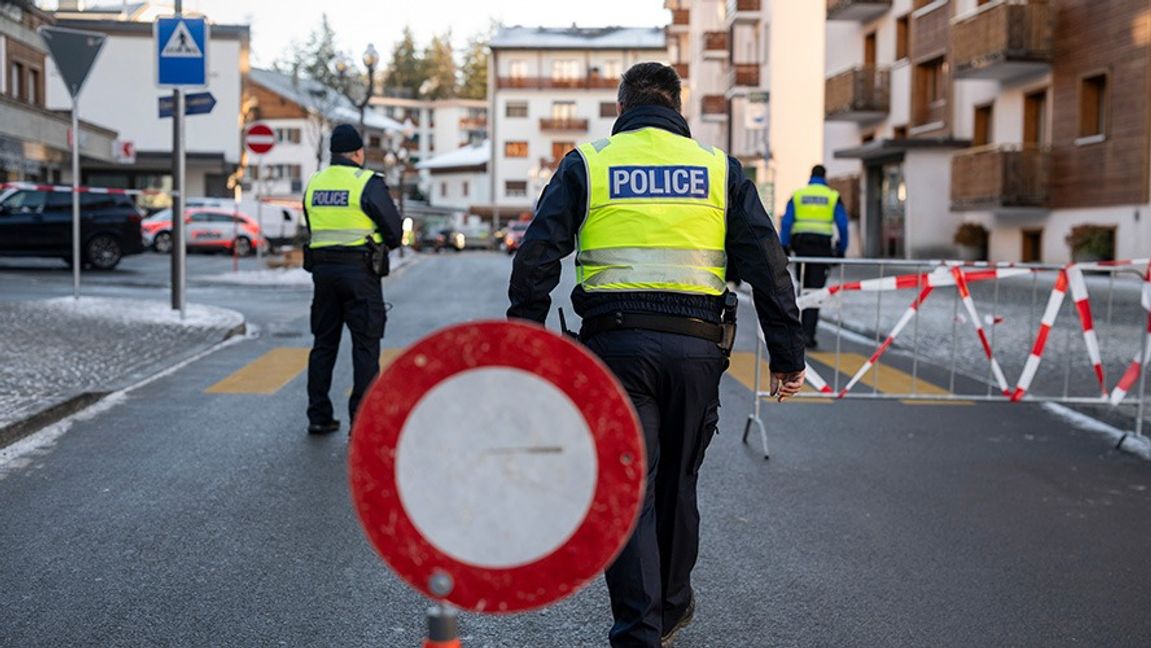 Poliser vid platsen där explosionen och efterföljande brand inträffade. Foto: Alessandro della Valle/AP/TT