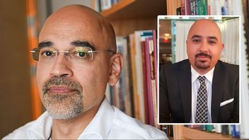 Arvin Khoshnood, till höger, reagerar starkt på uppgifterna om Rouzbeh Parsi. Foto: Fredrik Sandberg/TT/Pressbild