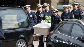 Kistan bärs ut ur Vasakyrkan vid begravningen av den mördade Andreas Danman som sköts i Biskopsgården. Foto: Adam Ihse/TT