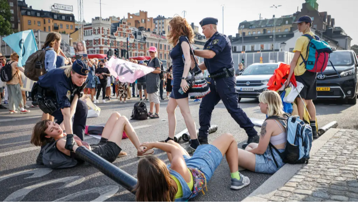 Klimataktivister blockerade trafik vid Slussen i augusti 2022. Samma månad genomfördes även blockaden på E4 i Solna som nu prövas i HD. Foto: Christine Olsson/TT