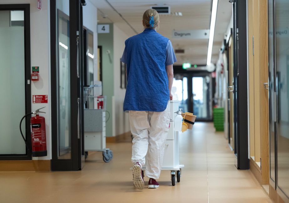 På fem års sikt väntas behovet av vårdpersonal öka i takt med att befolkningen blir allt äldre. Foto: Fredrik Sandberg/TT