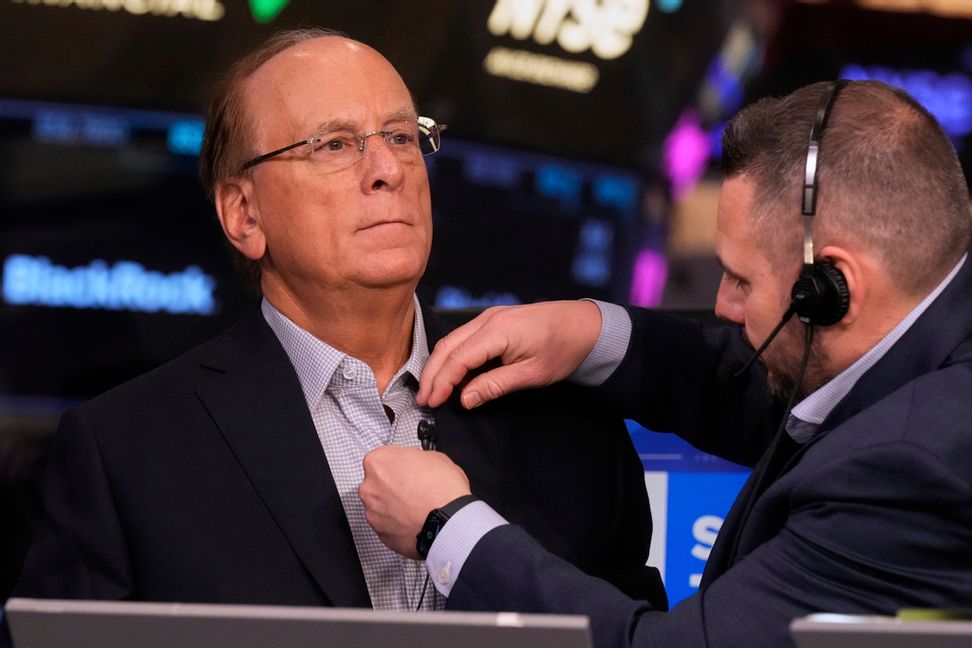 BlackRock, med vd Larry Fink, presenterar kvartalssiffror. Arkivbild. Foto: Richard Drew AP/TT