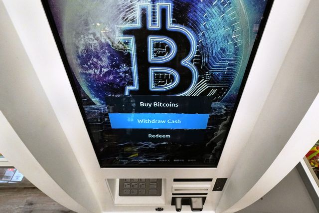 Arkivbild på en kryptovaluta-automat. Charles Krupa/AP/TT