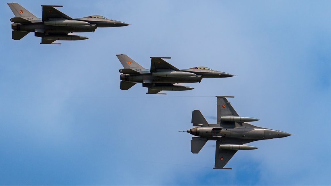 Nederländerna har gjort klart exportlicenserna för 24 stridsflygplan av typen F-16 till Ukraina och planen ska levereras snart. Bilden visar rumänska F-16 under en flyguppvisning nyligen. Foto: VADIM GHIRDA/AP/TT