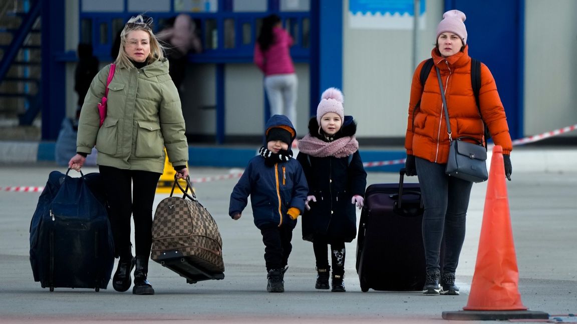 Ukrainska flyktingar som anländer till Moldavien. Foto: 	Sergei Grits/AP