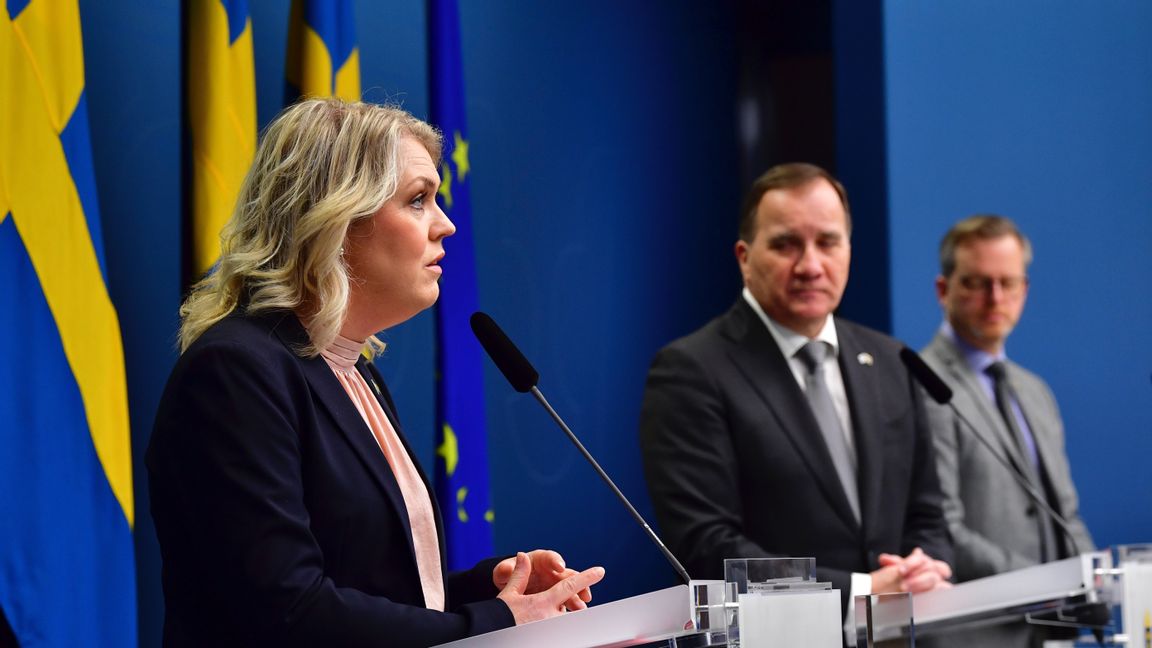 Socialminister Lena Hallengren (S), statsminister Stefan Löfven (S) och inrikesminister Mikael Damberg (S) vid dagens presskonferens.
Foto: Jonas Ekströmer, TT.