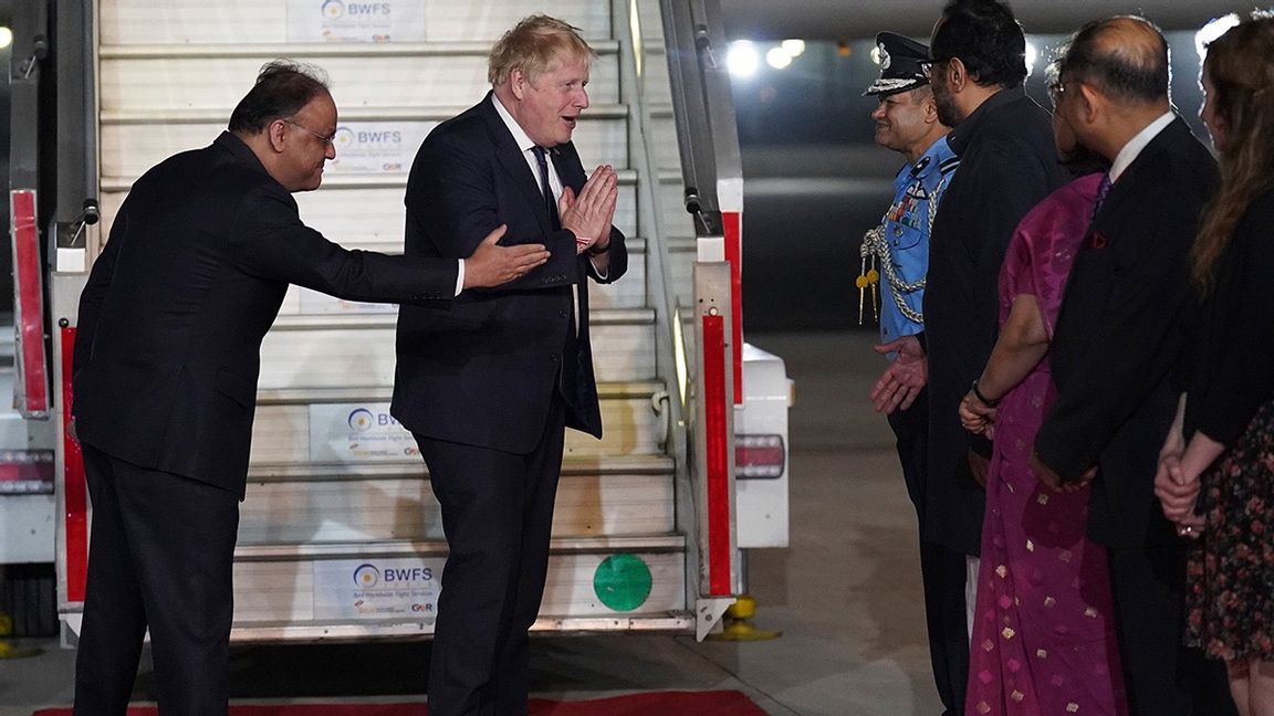 Partikamrater vänder sig mot Boris Johnson