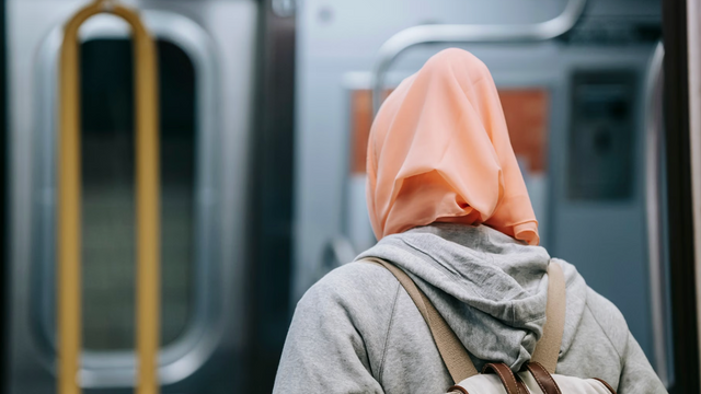 Genrebild. Offentligt anställda kvinnor i Frankrike får inte bära hijab på jobbet. Varför kan det inte gälla i Sverige med? Foto: Pexels