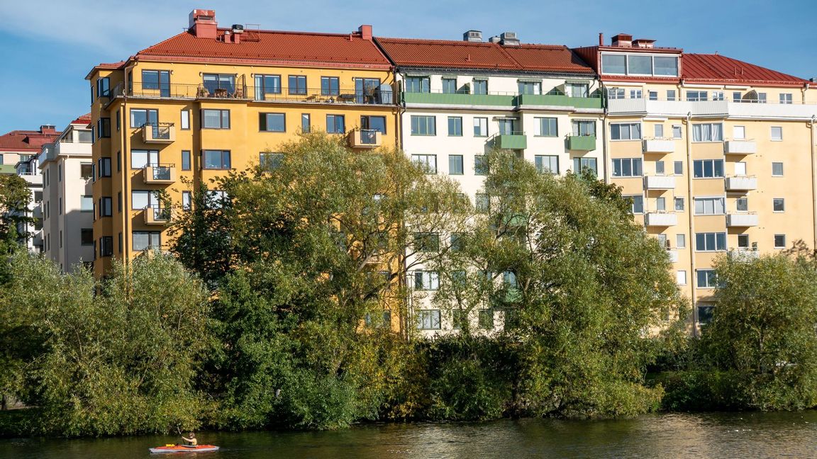 Bostadshus med balkong längs med vattnet på Bergsunds strand på Södermalm i Stockholm. Foto: Gabriella Bruske / TT