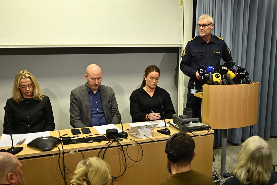 Lars Wirén, polisområdeschef i Örebro, vid pressträffen hos polisen med representanter från Polismyndigheten, Åklagarmyndigheten och Örebro kommun – från vänster Elisabeth Anderson, statsåklagare, Kristoffer Zickbauer och Anna Bergqvist, utredningsledare. Anders Wiklund/TT