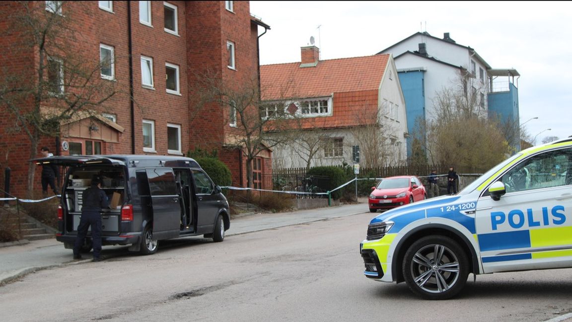 Polisen arbetar på platsen efter att flera personer har hittats skadade utomhus i centrala Västerås. Foto: Peter Arwidi/TT