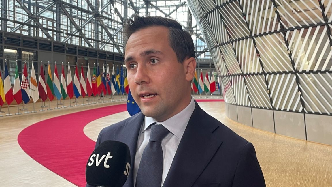 Utrikeshandelsminister Benjamin Dousa på väg in till måndagens EU-möte i Bryssel. Foto: Wiktor Nummelin/TT