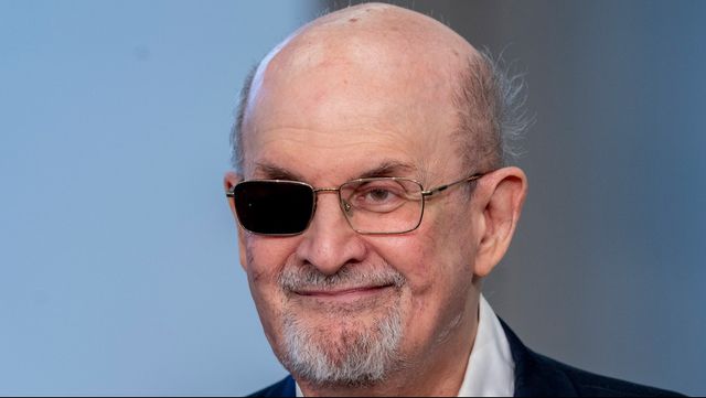 Salman Rushdie förlorade sitt högra öga i attacken. Foto: Michael Probst/AP/TT