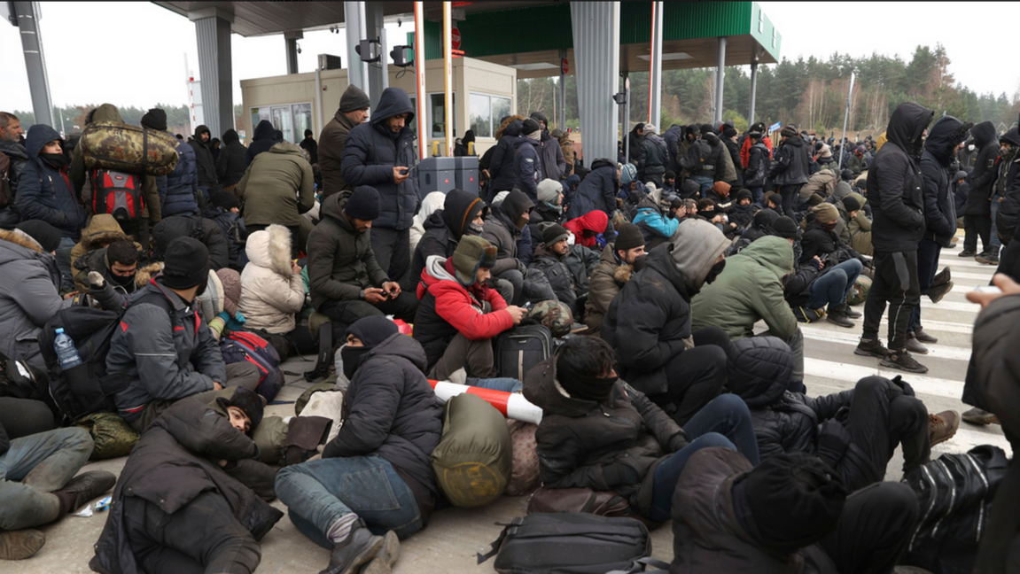 Migranter vid en gränsövergång vid Polens och Belarus gräns 2021. Foto: Oksana Manchuk/AP/TT 