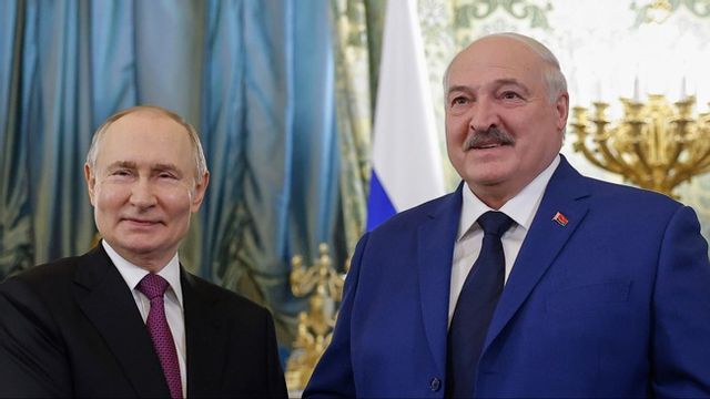 Aleksandr Lukasjenko, till höger, planerar att ta in 150 000 pakistanier för att lösa arbetskraftsbristen. Här tillsammans med sin förtrogne, Rysslands president Vladimir Putin. Foto: AP