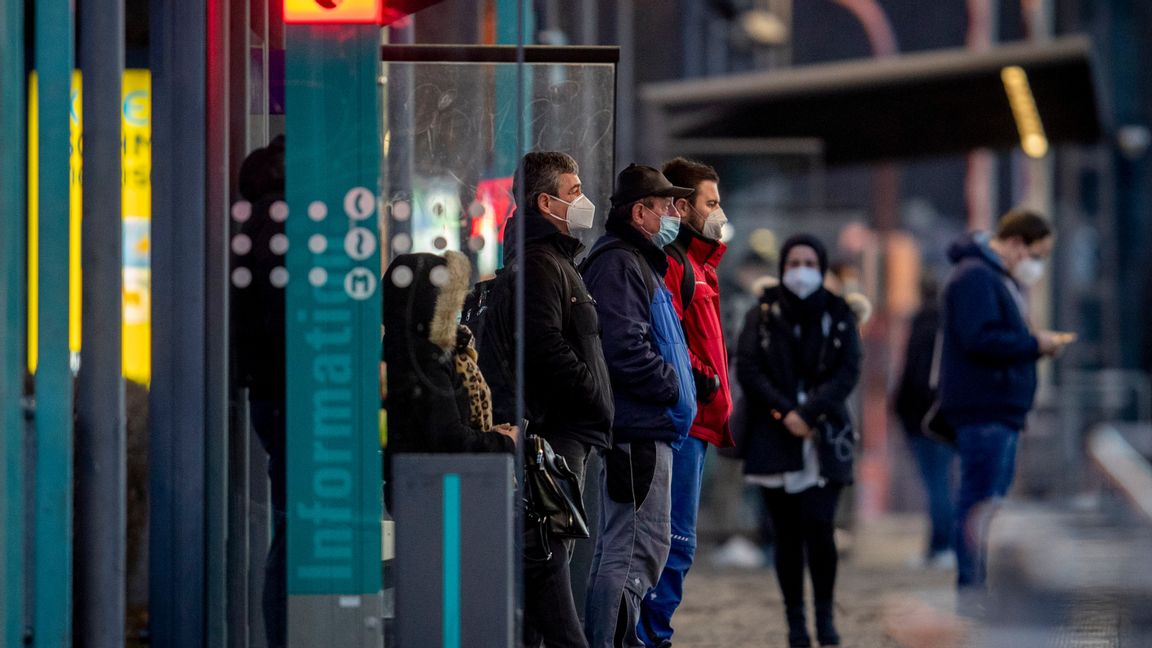 Tyskar med munskydd som väntar på tunnelbanan.
Foto: Michael Probst/AP/TT