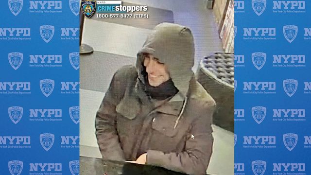 Den man som pekats ut som misstänkt gärningsman av New York-polisen ler mot en hotellanställd på en stillbild från en övervakningskamera. Foto: New York City Police Department via AP/TT