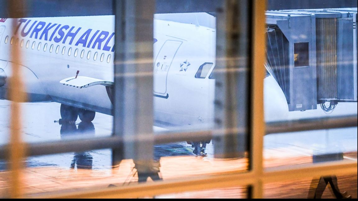 Kvinnorna landade på Arlanda i torsdags. De är misstänkta för krigsförbrytelser efter att ha rest till Syrien för att ansluta till terrororganisationen IS. Foto: Fredrik Sandberg/TT