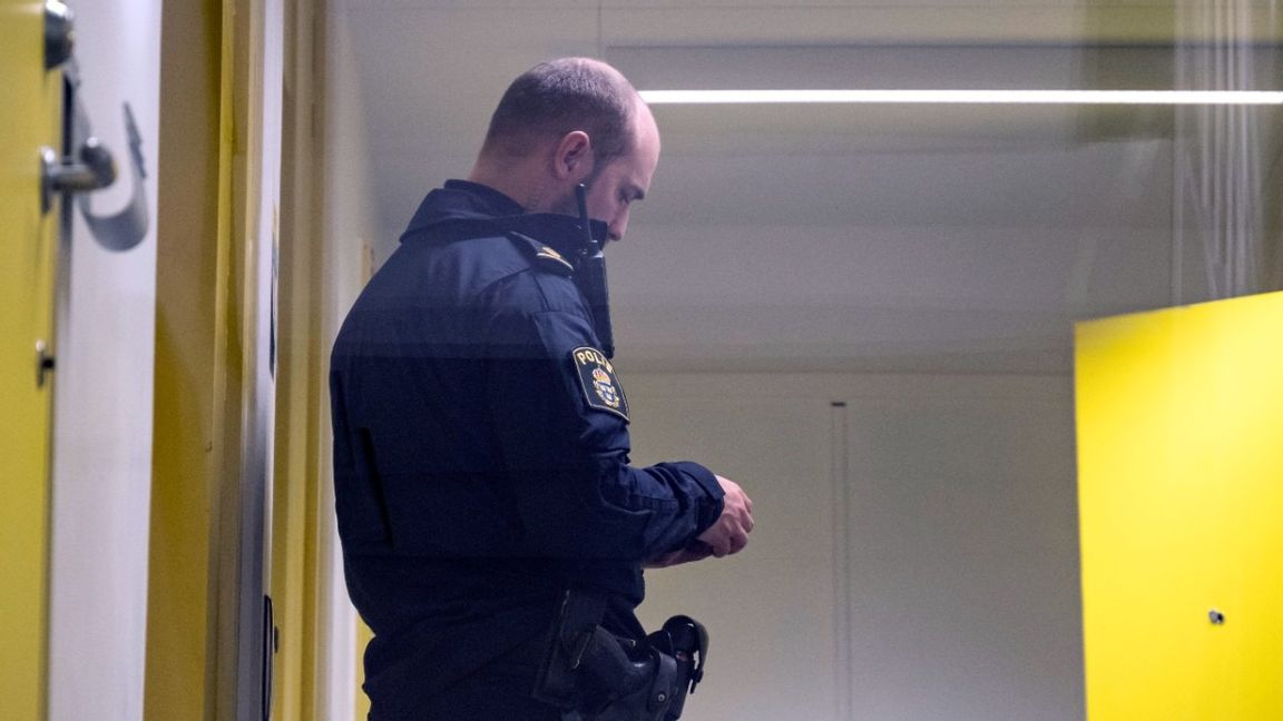 Polis hittade en skadad man i ett trapphus i Uddevalla som blödde från huvudet. Mannen ska ha jagats med någon form av svärd, enligt vittnen. Bilden har inget med händelsen att göra. Foto: Johan Nilsson/TT 