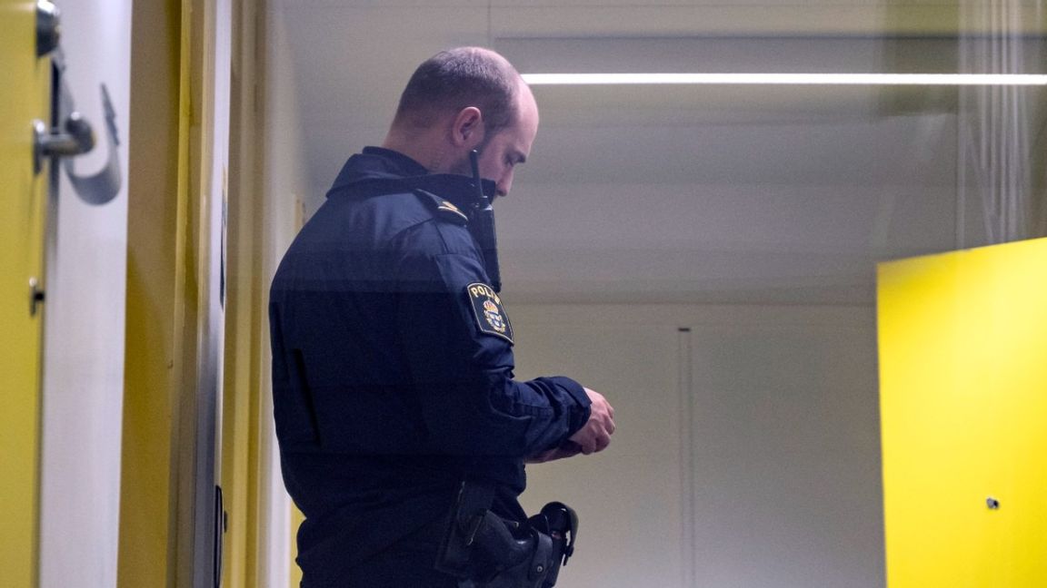 Polis hittade en skadad man i ett trapphus i Uddevalla som blödde från huvudet. Mannen ska ha jagats med någon form av svärd, enligt vittnen. Bilden har inget med händelsen att göra. Foto: Johan Nilsson/TT