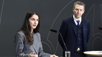Klimatminister Romina Pourmokhtari (L) och utredare Johan Hjalmarsson under måndagens pressträff. Foto: Lars Schröder/TT