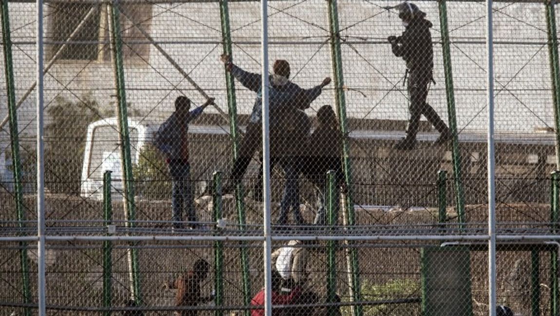 Migranter som försöker korsa gränsen vid Melilla år 2014. Arkivbild. Foto: AP Photo/Santi Palacios