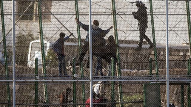 Migranter som försöker korsa gränsen vid Melilla år 2014. Arkivbild. Foto: AP Photo/Santi Palacios
