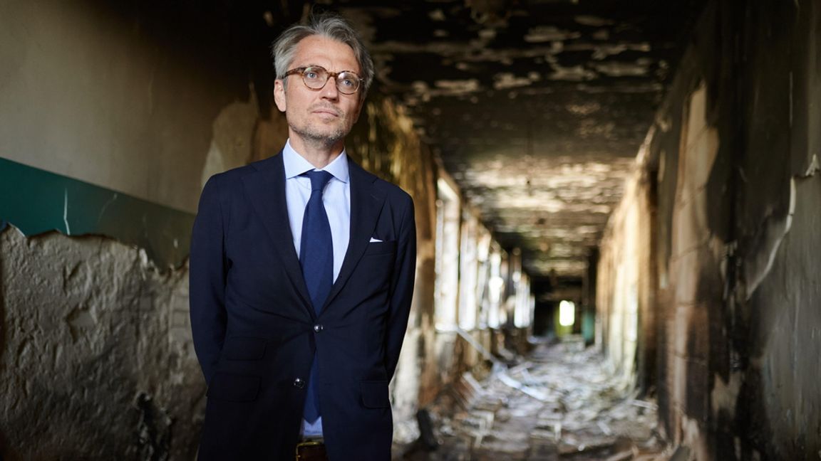 Tobias Thyberg när han var ambassadör i Ukraina. Här vid ett besök i en sönderbombad skola i byn Velyka Dymerka öster om Kiev. Arkivbild. Foto: Vitalij Holovin/TT