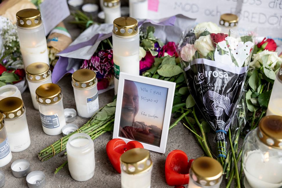 Blommor och ljus vid gångtunneln på fredagen efter mordet på 39-årige Mikael i Skärholmen den 10 april 2024. Christine Olsson/TT