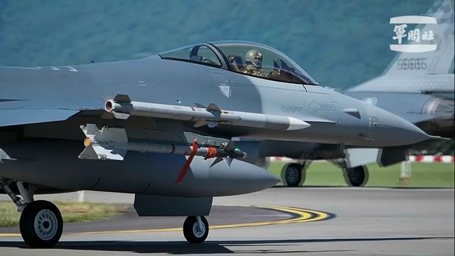 Ett taiwanesiskt stridsflygplan av typen F-16. Arkivbild. Foto: TAIWANS MILITÄRS NYHETSTJÄNST VIA AP/TT