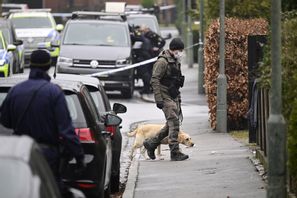 Polis med hund och kriminaltekniker arbetar innanför avspärrningarna i  ett bostadsområde i Malmö den 22 mars 2024. Foto: Johan Nilsson/TT