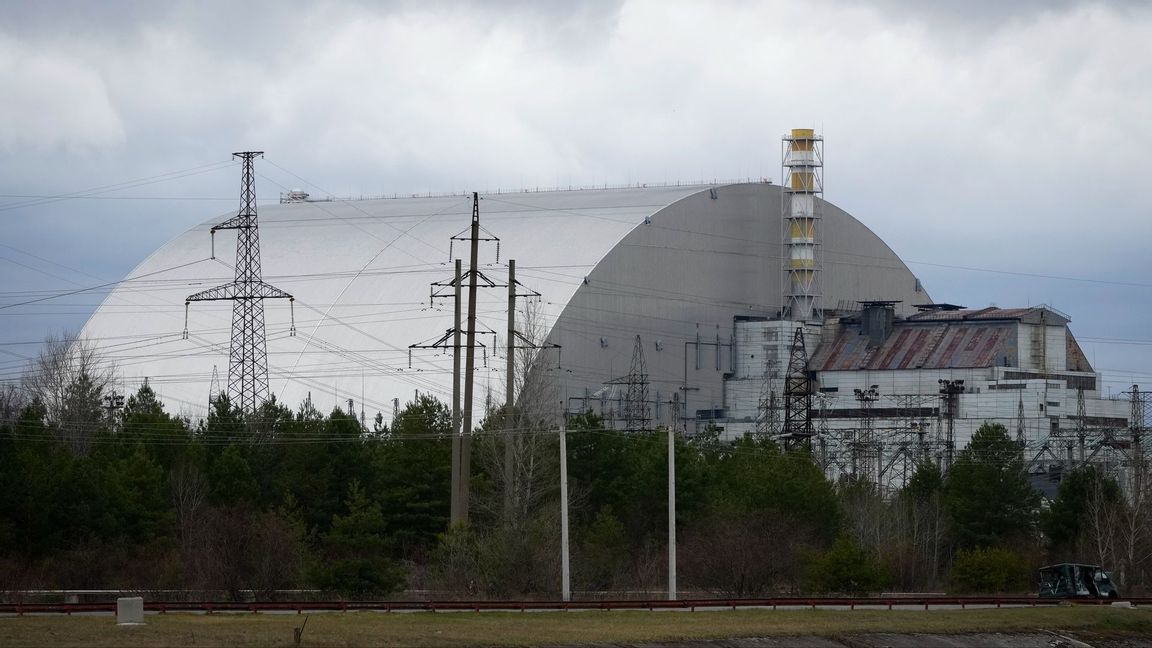 Sarkofagen som omger det tidigare kärnkraftverket i Tjernobyl. Arkivbild. Foto: Efrem Lukatsky/AP/TT 