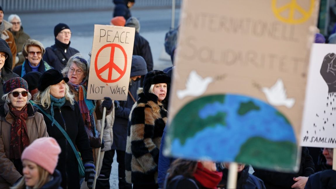 En demonstration för fred i Ukraina hölls i Stockholm inför årsdagen av kriget i februari i år. Svenska freds och Svenska läkare mot kärnvapen var två av arrangörerna. Arkivbild. Foto: FREDRIK PERSSON/TT