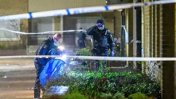 Polis undersöker brottsplatsen efter nyårsnattens skottlossning. Bild: Johan Nilsson/TT