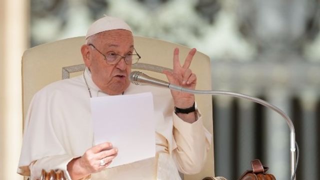 Påve Franciskus får kritik från flera håll. Foto: AP Photo/Andrew Medichini