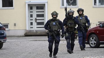 Poliser utanför skola i Vanda där en skottlossning har ägt rum. Tre barn ska ha skadats, en tolvåring är gripen. Foto: MARKKU ULANDER/LEHTIKUVA/TT