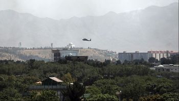 En amerikansk helikopter ovanför landets ambassad i Kabul. Foto: TT/AP/Rahmat Gul