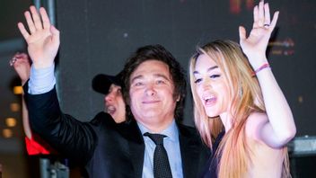 Segraren i Argentinas presidentval, Javier Milei, beskriver sig själv som ”anarkokapitalist” och utlovar radikala reformer för att få ordning på Argentinas ekonomi. Här tillsammans med sin flickvän Fatima Florezi. Foto: Rodrigo Abd/AP