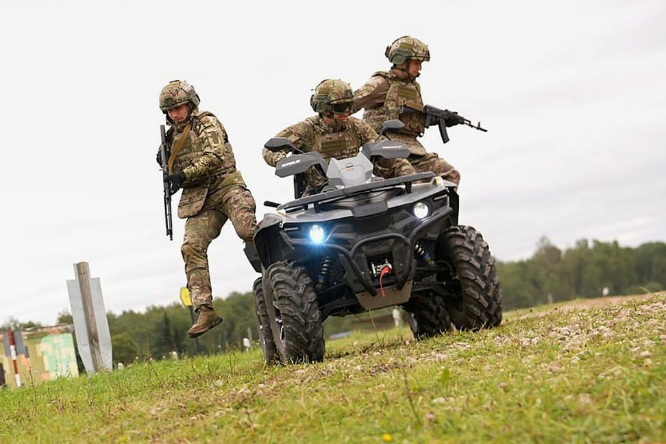 Ryska fallskärmsjägare under en övning i Belarus tidigare i september. Bild distribuerad av det ryska försvarsdepartementet. Foto: Rysslands försvarsdepartement via AP/TT