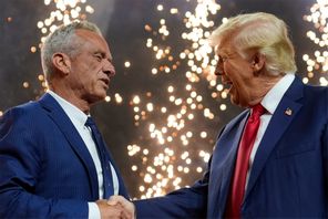 Republikanernas presidentkandidat välkomnar den oberoende kandidaten Robert F Kennedy jr på sitt valmöte i Arizona. Kennedy har ställt in sin kampanj och stödjer istället Trump. Evan Vucci/AP/TT