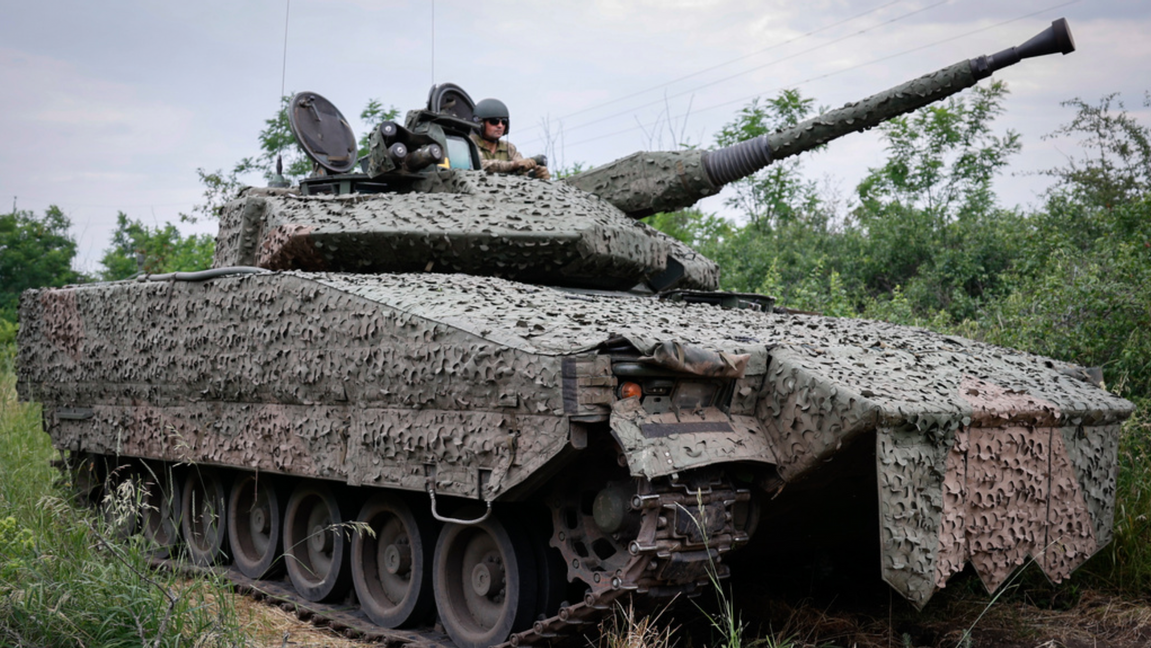 Ukrainska soldater i en svensk Stridsvagn 90 utanför Bachmut i söndags. Foto: Roman Chop/AP/TT