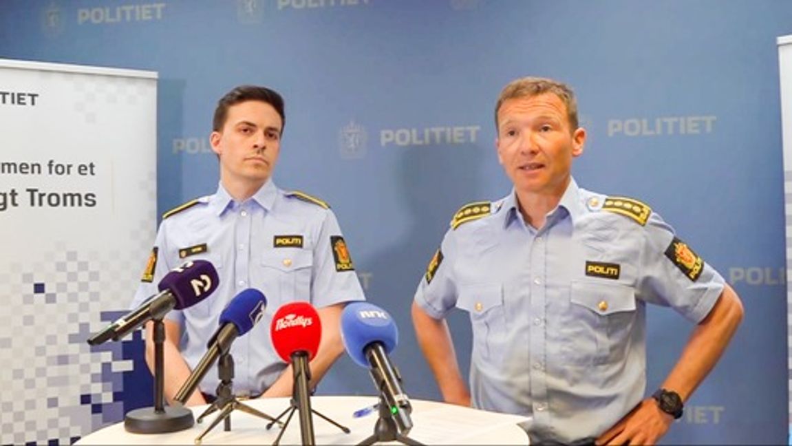 Polisinspektör Yngve Myrvoll, till höger, och kammaråklagaren Simon Nystuen, berättade om svenska invandrargängs inflytande i Nordnorge på onsdagen. Foto: NRK