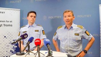 Polisinspektör Yngve Myrvoll, till höger, och kammaråklagaren Simon Nystuen, berättade om svenska invandrargängs inflytande i Nordnorge på onsdagen. Foto: NRK