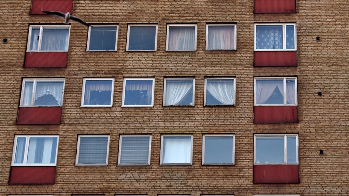 Tidningen beskriver problem med krossade fönster, smuts, råttor och hissar som är ur funktion. Foto: Solum, Stian Lysberg/TT.